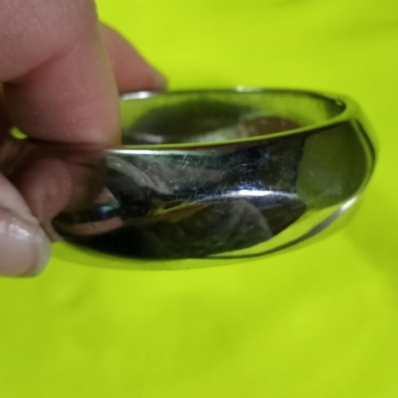 Silvertone smooth wavy hinged bracelet 2 x 2.5 i.d. - Picture 6 of 9